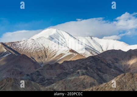 Himalaya Berg bedeckt von weißem Schnee, gegen blauen Himmel, aus der Sicht von Shanti Stupa, Leh Stadt, Ladakh von Jammu und Kaschmir Stockfoto