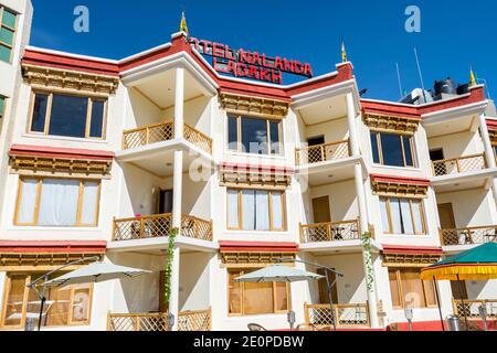 Traditionelles tibetisches Hotelgebäude in der Innenstadt von Leh City, Ladakh, Jammu und Kaschmir Stockfoto