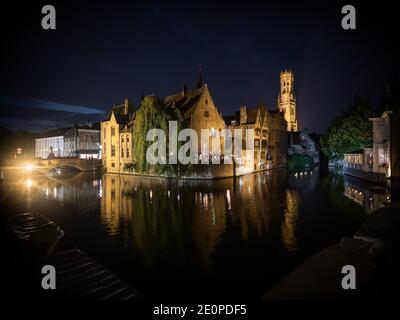 Klassische Postkartenansicht von beleuchteten historischen mittelalterlichen Gebäuden in Rozenhoedkaai Dijver Flusskanal Glockenturm belfort Turm Zentrum Brügge West Flander Stockfoto