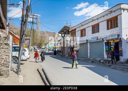 Traditionelles tibetisches Holzgebäude in der Innenstadt von Leh City, Ladakh, Kaschmir Stockfoto
