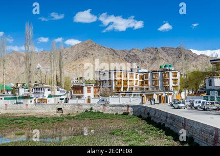 Traditionelles tibetisches Holzgebäude in der Innenstadt von Leh City, Ladakh, Kaschmir Stockfoto