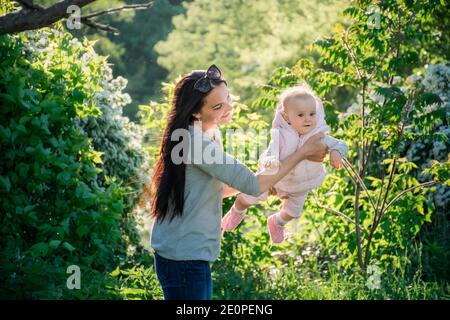 Mutter mit Tochter im Frühlingsgarten während der Blüte Stockfoto