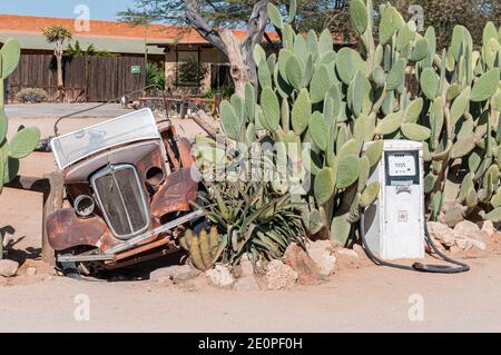 SOLITAIRE, NAMIBIA - 22. JUNI 2012: Ein Oldtimer und ein alter Zapfsäule in Solitaire Stockfoto