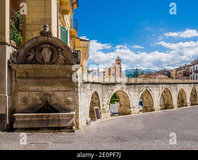 Atemberaubende Aussicht auf das historische Zentrum von Sulmona und sein römisches Aquädukt, Abruzzen, Mittelitalien Stockfoto