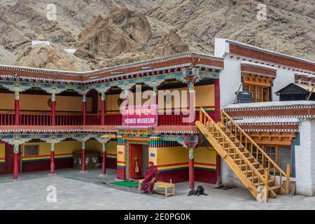 Tibetische traditionelle Gebäude und Platz des Hemis Kloster in Leh, Ladakh, Jammu und Kaschmir Stockfoto