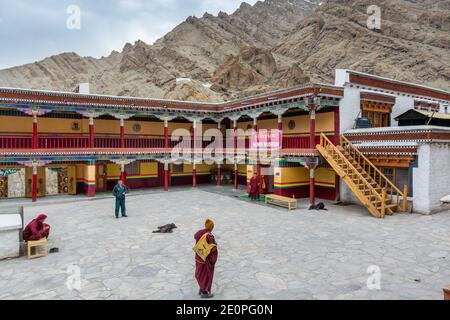 Tibetische traditionelle Gebäude und Platz des Hemis Kloster in Leh, Ladakh, Jammu und Kaschmir Stockfoto