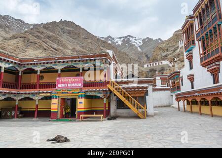 Tibetische traditionelle Gebäude und Platz des Hemis Kloster in Leh, Ladakh, Jammu und Kaschmir Stockfoto