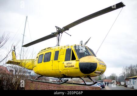 Varel, Deutschland. Januar 2021. Vor dem Spijöök Museum am Hafen steht ein historischer Bell UH-1D Hubschrauber mit der Aufschrift 'Lufttaxi Varel-Lisabon'. Das Museum zeigt zahlreiche Kuriositäten und Seemannslegenden sowie Mythen des weiten Meeres. Quelle: Hauke-Christian Dittrich/dpa/Alamy Live News Stockfoto