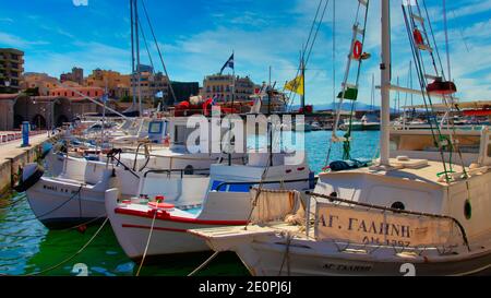 Heraklion, Griechenland - 16. August 2020 - Boote im historischen Hafen der Stadt Heraklion auf der Insel Kreta (Griechenland) Stockfoto