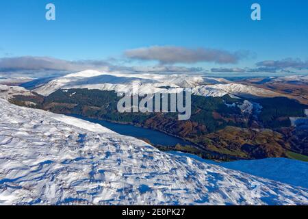 Ein Blick auf Loch Lubnaig von Ben Ledi, in der Nähe von Callander mit dem Winterschnee im Januar 2021 gesehen Stockfoto