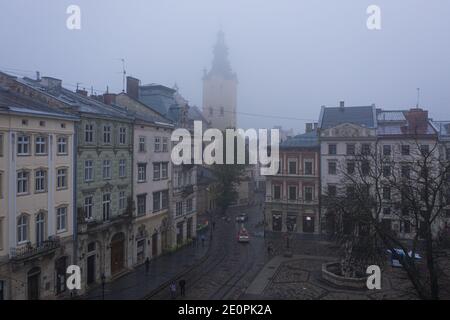 Lviv, Ukraine - 25. August 2020: Blick auf die lateinische Kathedrale in Lviv, Ukraine von Drohne Stockfoto