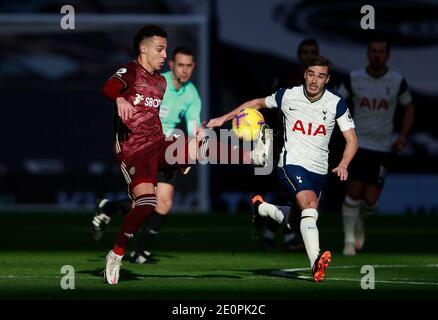 Rodrigo von Leeds United (links) und Harry Winks von Tottenham Hotspur in Aktion während des Premier League-Spiels im Tottenham Hotspur Stadium, London. Stockfoto