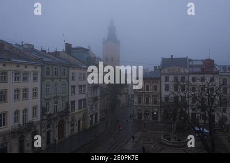 Lviv, Ukraine - 25. August 2020: Blick auf die lateinische Kathedrale in Lviv, Ukraine von Drohne Stockfoto