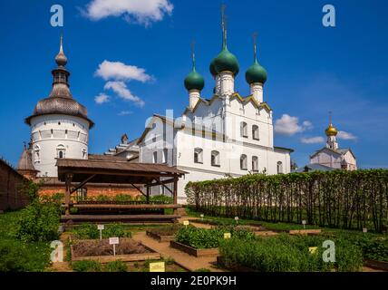 Gemüsegarten im Metropolitan Garden von Rostov Kreml. Kirche des heiligen Gregor der Theologe und Kirche des Erlösers. Rostow der große, Jaroslawl Stockfoto