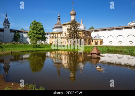 Hof des Rostower Kremls, Kirche Hodegetria wird im Wasser des Teiches reflektiert. Rostow Weliki, Jaroslawl Region, Goldener Ring Russlands Stockfoto