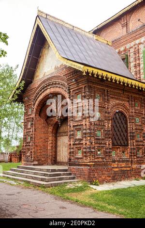 Fragment der Architektur, die Veranda der Kirche der Enthauptung Johannes des Täufers in Toltschkowo, einzigartige gemustert Mauerwerk mit Fliesen. Jaroslawl, G Stockfoto