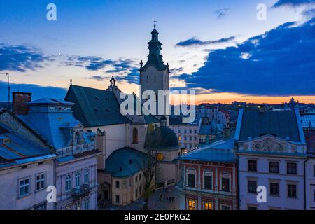 Lviv, Ukraine - 25. August 2020: Blick auf die lateinische Kathedrale in Lviv, Ukraine von Drohne Stockfoto