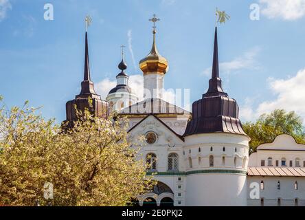 St. Nikolaus Kirche und die Heiligen Tore des Vwedenski Tolgski Klosters in Jaroslawl. Goldener Ring von Russland Stockfoto