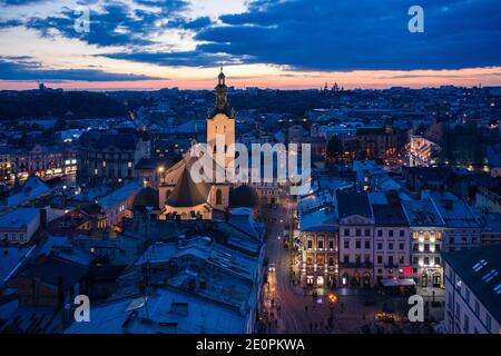 Lviv, Ukraine - 24. August 2020: Blick auf die lateinische Kathedrale in Lviv, Ukraine in der Nacht von Drohne Stockfoto