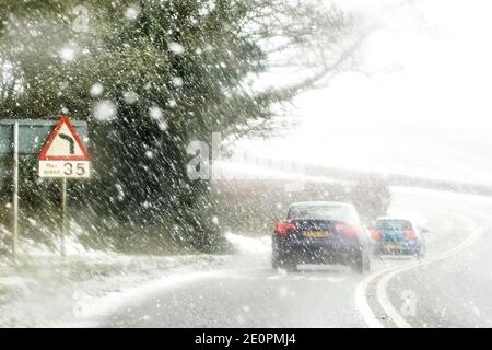 Kidderminster, Großbritannien. Januar 2021. Wetter in Großbritannien: Da die Tagestemperaturen in Worcestshire nicht über den Gefrierpunkt steigen und die Straßen bereits eisig sind, wird Kidderminster von schweren Schneeschauern am Morgen getroffen, die die Fahrbedingungen für alle Autofahrer gefährlich machen. Kredit: Lee Hudson/Alamy Live Nachrichten Stockfoto