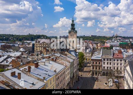 Lviv, Ukraine - 25. August 2020: Blick auf die lateinische Kathedrale in Lviv, Ukraine von Drohne Stockfoto