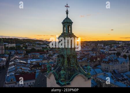 Lviv, Ukraine - 25. August 2020: Blick auf die lateinische Kathedrale in Lviv, Ukraine von Drohne Stockfoto