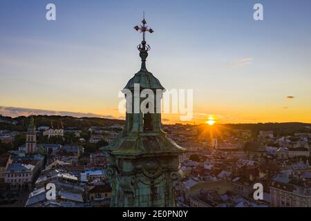 Lviv, Ukraine - 25. August 2020: Blick auf die lateinische Kathedrale in Lviv, Ukraine von Drohne Stockfoto