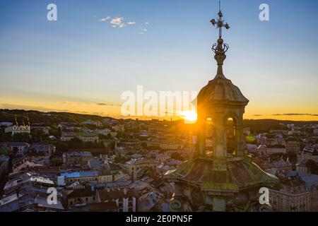 Lviv, Ukraine - 25. August 2020: Blick auf die lateinische Kathedrale in Lviv, Ukraine von Drohne Stockfoto