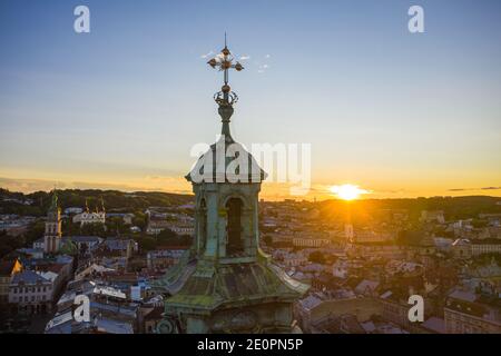 Lviv, Ukraine - 25. August 2020: Blick auf die lateinische Kathedrale in Lviv, Ukraine von Drohne Stockfoto