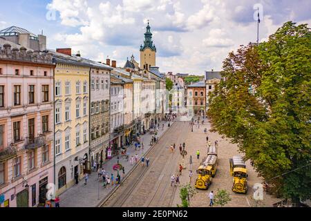Lviv, Ukraine - 25. August 2020: Blick auf die lateinische Kathedrale in Lviv, Ukraine von Drohne Stockfoto