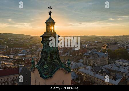 Lviv, Ukraine - 25. August 2020: Blick auf die lateinische Kathedrale in Lviv, Ukraine von Drohne Stockfoto