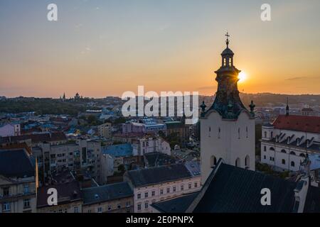 Lviv, Ukraine - 25. August 2020: Blick auf die lateinische Kathedrale in Lviv, Ukraine von Drohne Stockfoto