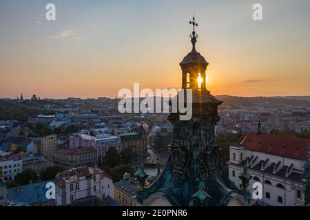 Lviv, Ukraine - 25. August 2020: Blick auf die lateinische Kathedrale in Lviv, Ukraine von Drohne Stockfoto