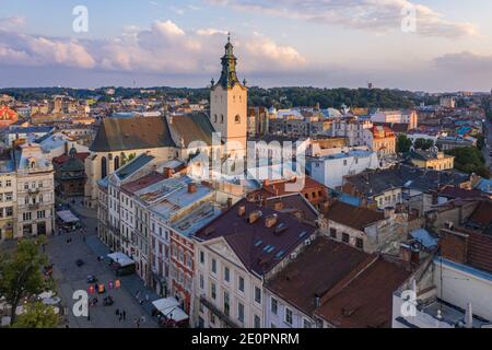 Lviv, Ukraine - 25. August 2020: Blick auf die lateinische Kathedrale in Lviv, Ukraine von Drohne Stockfoto