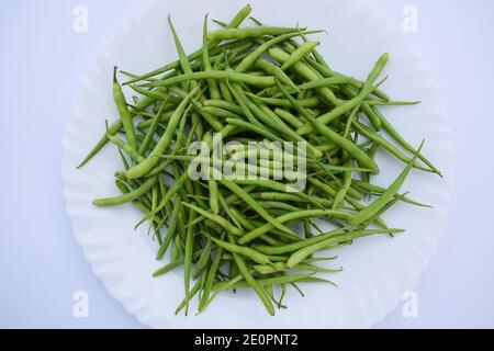 Rettich Pods Haufen isoliert auf weißem Hintergrund. Frische Bio-indischen und pakistanischen Gemüse selektiven Fokus auf frische saisonale Gemüse grünen Pfahl Stockfoto