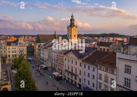 Lviv, Ukraine - 25. August 2020: Blick auf die lateinische Kathedrale in Lviv, Ukraine von Drohne Stockfoto