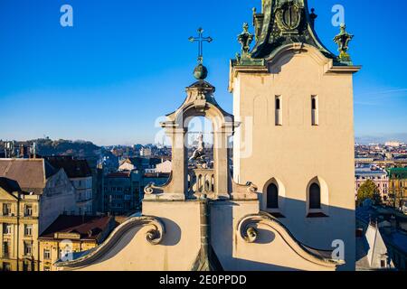 Lviv, Ukraine - 25. August 2020: Blick auf die lateinische Kathedrale in Lviv, Ukraine von Drohne Stockfoto
