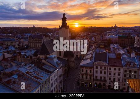 Lviv, Ukraine - 25. August 2020: Blick auf die lateinische Kathedrale in Lviv, Ukraine von Drohne Stockfoto