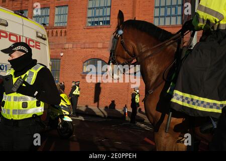 Glasgow, Großbritannien, 2. Januar 2021. Polizei vor dem Ibrox-Stadion zum 50. Jahrestag der Katastrophe im Ibrox-Stadion, bei der 66 Fans tragisch ihr Leben verloren. Der Jahrestag fällt auf den Tag, an dem Rangers FC spielt ihre Rivalen Celtic FC, zu Hause, in einem Ligaspiel. Foto: Jeremy Sutton-Hibbert/Alamy Live News. Stockfoto