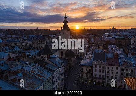 Lviv, Ukraine - 25. August 2020: Blick auf die lateinische Kathedrale in Lviv, Ukraine von Drohne Stockfoto