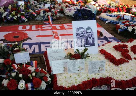 Glasgow, Großbritannien, 2. Januar 2021. Anhänger des Rangers Football Club hinterlassen Blumen und Schals an einer Gedenkstätte (Darstellung Rangers Fußballspieler John Greig) zu den 66 Fans, die ihr Leben in der Ibrox Stadion Katastrophe, die vor 50 Jahren heute am 2. Januar 1971 passiert verloren. Der Jahrestag fällt auf den Tag, an dem Rangers FC spielt ihre Rivalen Celtic FC, zu Hause, in einem Ligaspiel. Foto: Jeremy Sutton-Hibbert/Alamy Live News. Stockfoto