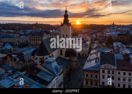 Lviv, Ukraine - 25. August 2020: Blick auf die lateinische Kathedrale in Lviv, Ukraine von Drohne Stockfoto