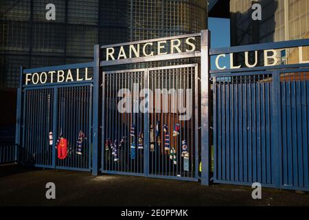 Glasgow, Großbritannien, 2. Januar 2021. Anhänger der Rangers Football Club Krawatten Schals auf dem Stadion des Vereins Tor, in Erinnerung an die 66 Fans, die ihr Leben in der Ibrox Stadion Katastrophe, die vor 50 Jahren heute am 2. Januar 1971 passiert verloren. Der Jahrestag fällt auf den Tag, an dem Rangers FC spielt ihre Rivalen Celtic FC, zu Hause, in einem Ligaspiel. Foto: JeremyS utton-Hibbert/Alamy Live News. Stockfoto