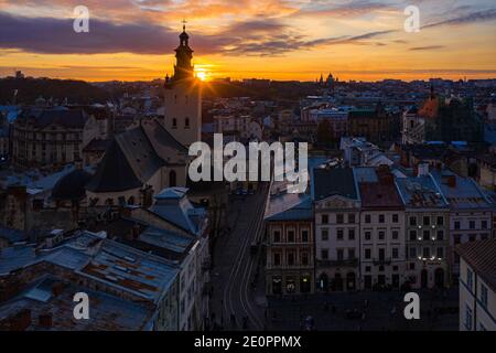 Lviv, Ukraine - 25. August 2020: Blick auf die lateinische Kathedrale in Lviv, Ukraine von Drohne Stockfoto