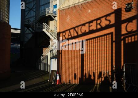 Glasgow, Großbritannien, 2. Januar 2021. Anhänger der Rangers Football Club Krawatten Schals auf dem Stadion des Vereins Tor, in Erinnerung an die 66 Fans, die ihr Leben in der Ibrox Stadion Katastrophe, die vor 50 Jahren heute am 2. Januar 1971 passiert verloren. Der Jahrestag fällt auf den Tag, an dem Rangers FC spielt ihre Rivalen Celtic FC, zu Hause, in einem Ligaspiel. Foto: JeremyS utton-Hibbert/Alamy Live News. Stockfoto