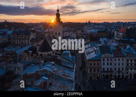 Lviv, Ukraine - 25. August 2020: Blick auf die lateinische Kathedrale in Lviv, Ukraine von Drohne Stockfoto
