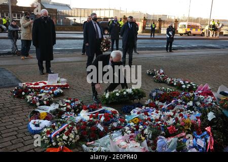 Glasgow, Großbritannien, 2. Januar 2021. Vertreter des Rangers FC und des Celtic FC legen Kränze in Erinnerung an die 66 Fans, die heute am 2. Januar 1971 in der Katastrophe des Ibrox-Stadions vor 50 Jahren ihr Leben verloren haben. Der Jahrestag fällt auf den Tag, an dem Rangers FC spielt ihre Rivalen Celtic FC, zu Hause, in einem Ligaspiel. Foto: Jeremy Sutton-Hibbert/ Alamy Live News Stockfoto