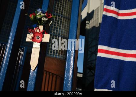 Glasgow, Großbritannien, 2. Januar 2021. Anhänger des Rangers Football Club lassen Schals an den Stadiontoren als Denkmal für die 66 Fans, die ihr Leben in der Katastrophe Ibrox Stadion verloren, die vor 50 Jahren heute am 2. Januar 1971 geschah. Der Jahrestag fällt auf den Tag, an dem Rangers FC spielt ihre Rivalen Celtic FC, zu Hause, in einem Ligaspiel. Foto: Jeremy Sutton-Hibbert/Alamy Live News. Stockfoto