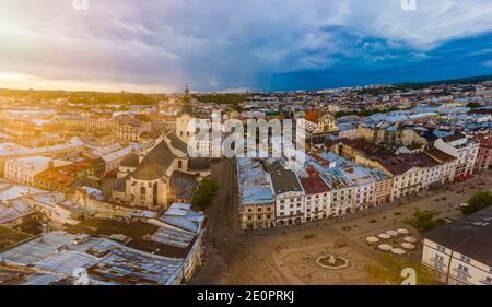 Lviv, Ukraine - 25. August 2020: Blick auf die lateinische Kathedrale in Lviv, Ukraine von Drohne Stockfoto