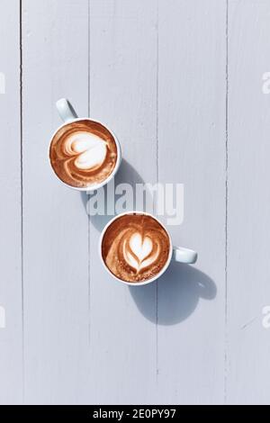 Eine kleine Tasse Piccolo Latte auf einem Holztisch. Stockfoto